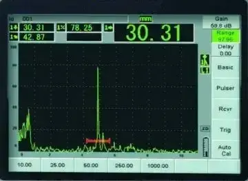 Pantalla de equipo de inspección por ultrasonido industrial (modo A-Scan) mostrando una medición digital de espesor de 30.31 mm y la señal de onda correspondiente.