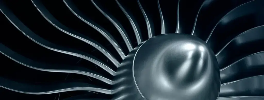 Detalle de álabes de turbina fabricados en acero inoxidable martensítico (Serie 400), seleccionado por su alta dureza y resistencia a la fatiga mecánica en generación de energía.