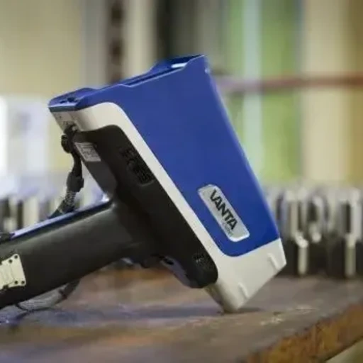 PMI para Manufactura: Verificación de Grado de Materiales | Zion NDT Analizador portátil XRF Vanta realizando inspección PMI en componentes metálicos mecanizados para asegurar la calidad en la línea de producción.