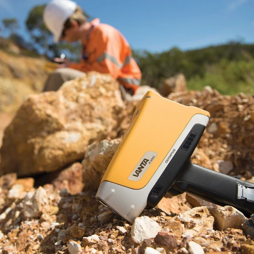 PMI para Manufactura: Verificación de Grado de Mineral | Zion NDT Analizador portátil XRF Vanta realizando inspección en mina