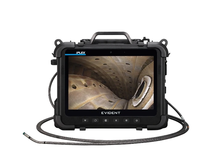 Unidad principal del videoscopio industrial IPLEX One de EVIDENT mostrando la inspección interna de una turbina de avión en su pantalla táctil de 10 pulgadas con claridad de borde a borde.