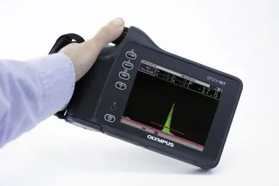 Visualización avanzada de inspección de soldadura ultrasónica en obra civil con el detector EPOCH 6LT, mostrando curvas DAC y cumplimiento de la norma AWS D1.1.