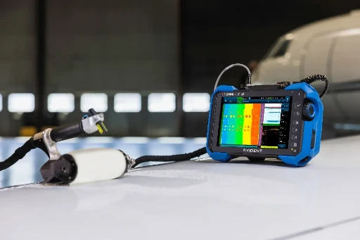 Mapeo en Tiempo Real con Escáner RollerFORM Imagen | Zion NDT Pantalla del OmniScan X4 mostrando la adquisición de datos en tiempo real durante la inspección de un panel compuesto con el escáner RollerFORM.