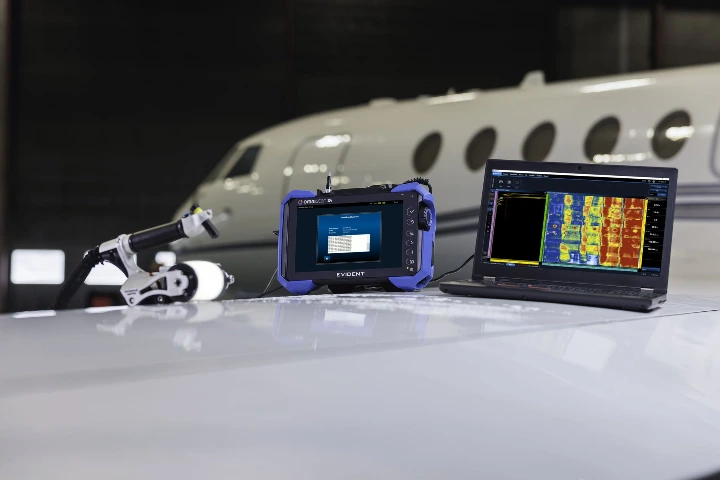 Interfaz del software AeroView mostrando un análisis de datos ultrasónicos con mapa C-Scan y métricas de rendimiento para la inspección de grandes infraestructuras industriales.